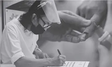  ?? ?? This composite image shows a voter filling in his ballot and a finger being stained with indelible ink.