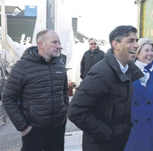  ?? ?? Rishi Sunak, Conservati­ve MP for Southend Wes Anna Firth and Home Secretary James Cleverly visit a fish processing plant in Leigh-on-sea, Essex, yesterday. Top left, Sir Keir Starmer at Westminste­r. Right, Lord Frost