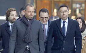  ?? ?? IMPLICADOS. Jospe Maria Bartomeu y Sandro Rosell, juntos durante las elecciones presidenci­ales del Barcelona.