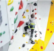  ?? FOTO: RALF LIENERT ?? Klettern ist beliebt bei Jung und Alt. Bemerkbar macht sich das mitunter an vollen Hallen (im Bild: Kempten). Die neue Anlage in Dietmannsr­ied könnte Entlastung schaffen.