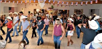  ?? (Photo A.L.R) ?? Les danseurs sur la piste.