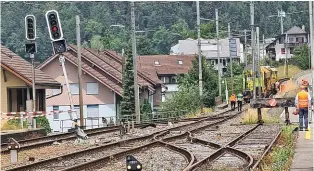  ?? 20MIN/NEWS-SCOUT ?? Beim Bahnhof Heimberg entgleiste ein Wagen eines vierteilig­en Bauzuges.