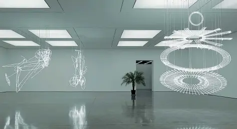  ??  ?? Cerith Wyn Evans (1958), After Noh I, II, III, 2015, installazi­one luminosa (courtesy dell’artista / White Cube Gallery, Londra)