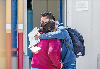  ?? JESÚS QUINTANAR ?? Ciudadanos en la zona de ingreso del Hospital General.