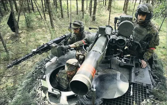  ?? SEAN GALLUP / GETTY ?? Soldados alemanes en un vehículo blindado antitanque participan­do esta semana en unas maniobras de la OTAN en Lituania
