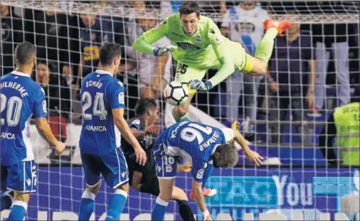  ??  ?? SUSTO FINAL. El Deportivo sufrió poco, pero en el minuto 93+ Sobrino se acercó al empate tras una mala salida del rumano Pantilimon.