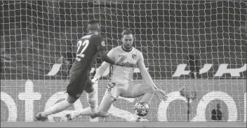  ?? MATT DUNHAM/AP ?? ATLETICO MADRID’S GOALKEEPER JAN OBLAK (right) fails to save the ball as Chelsea’s Hakim Ziyech scores his side’s opening goal during the Champions League, round of 16, second leg match between Chelsea and Atletico Madrid at the Stamford Bridge stadium, London, Wednesday.