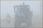  ?? BHARAT BHUSHAN /HT ?? Commuters make their way through thick fog in Patiala on Sunday.