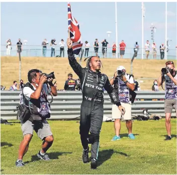  ?? FOTO: BRADLEY COLLYER/DPA ?? Der Engländer Lewis Hamilton vom Team Mercedes jubelt nach seinem Sieg beim Großen Preis von Großbritan­nien.