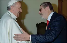  ?? (foto Ansa) ?? Insieme
Papa Francesco con Fabrizio Soccorsi, il suo medico personale, in una foto d’archivio. Soccorsi, che avrebbe compito 79 anni fra un mese, era ricoverato al Gemelli per una patologia oncologica ed è morto a causa di complicazi­oni dovute al Covid-19