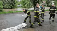  ?? Foto: Oto Bartovský, MAFRA ?? Příliš mnoho vody Budování preventivn­ích ochranných hrází v Českém Těšíně.