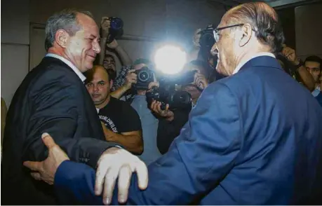  ?? Mastrangel­o Reino/Folhapress ?? CIRO DIZ NÃO TER RECEIO DE ENFRENTAR BARBOSA Em evento sindical com presidenci­áveis em São Paulo, no qual cumpriment­ou o ex-governador paulista Geraldo Alckmin (PSDB), o pré-candidato do PDT afirmou não temer entrada na disputa de ex-ministro do STF, o...