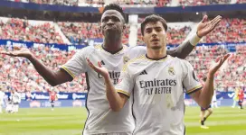  ?? ?? l Brahim Díaz (derecha) y Vinicius Junior celebran el gol de Díaz para el Real Madrid.