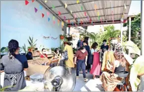  ?? SUPPLIED ?? People shopping at the rooftop pop-up market at Pteah Chas community.