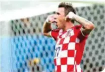  ??  ?? Mario Mandzukic se despide de Croacia