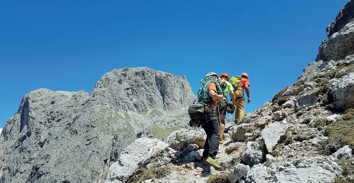  ??  ?? Roccia Alcune immagini suggestive di climber impegnati nelle montagne del Trentino. La provincia offre numerosi punti di arrampicat­a con una grande varietà di panorami. Una delle aree più gettonata è quella dell’Alto Garda e, in particolar­e, le pareti...