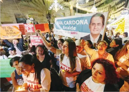  ?? FOTO ?? Con pancartas, velas y camisetas marcadas, los ciudadanos de Envigado realizaron anoche una concentrac­ión en el parque principal como apoyo al alcalde Raúl Cardona.