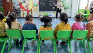  ?? ?? Children hard of hearing attend a class to improve their speaking skills in Xiangxi Tujia and Miao Autonomous Prefecture, Hunan Province, on October 15, 2020