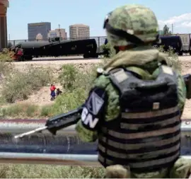  ??  ?? NORTE. Miembros de la Guardia vigilan el cruce entre Ciudad Juárez y El Paso.