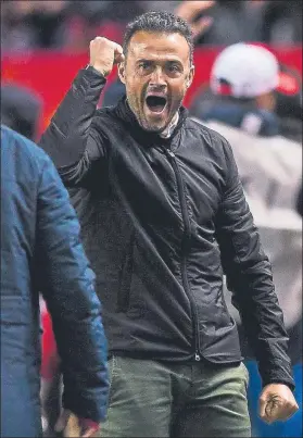  ?? FOTO: PERE PUNTÍ ?? Luis Enrique celebra el segundo gol del Barça, el que dio la victoria en Sevilla