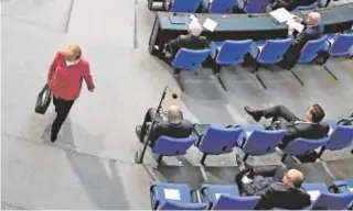  ?? AFP ?? Merkel ayer tras la tensa sesión en el Parlamento alemán