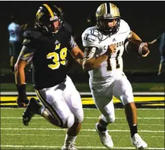  ?? TIM GODBEE / For the Calhoun Times ?? Calhoun’s Gavin Gray (right) tries to get around a North Murray defender during last Friday’s game.
