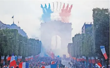  ??  ?? Los Campos Elíseos se repletaron de hinchas para recibir a la selección francesa.