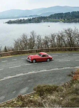  ??  ?? Estilo afinado.
Los antiniebla­s van empotrados en la calandra avanzada con respecto a los faros principale­s. En la imagen inferior, el vano motor y el propulsor
V8, bien accesibles gracias al ángulo casi vertical de apertura que toma el capó.