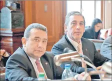  ??  ?? Alfonso González (ANR, saliente) y Tomás Bittar (ANR, rekutu), parlamenta­rios del Mercosur.