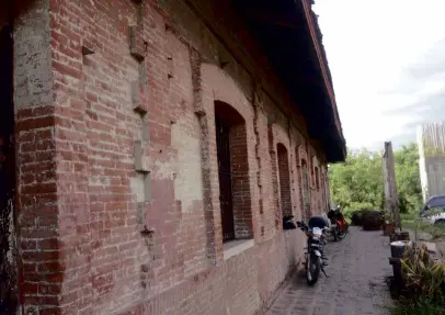  ?? —CARMELA REYES-ESTROPE ?? Remnants of what used to be Tutuban Philippine National Railway station still stand in Bulacan’s City of Malolos. Relics of stations in the Bulacan towns of Guiguinto and Balagtas still look sturdy.