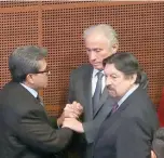  ??  ?? Los senadores Ricardo Monreal y Napoleón Gómez dialogan con el dirigente de la FSTSE, Joel Ayala.