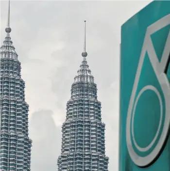  ?? MANAN VATSYAYANA/AFP/ GETTY IMAGES ?? Malaysia’s iconic Petronas Twin Towers in Kuala Lumpur. Petronas wants to build an LNG terminal in Prince Rupert, B.C.