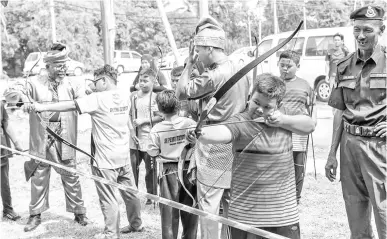  ??  ?? PELAJAR dan orang ramai diberi peluang untuk mengikuti kelas memanah.