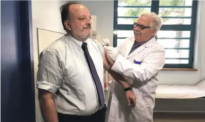  ?? Foto: Carm ?? Gesundheit­sdirektor Vicente lässt sich eine Dosis gegen Grippe spritzen.