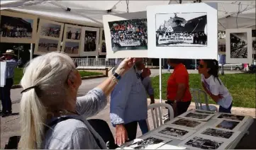  ?? (Photo Patrick Blanchard) ?? Nombreux ont été ceux qui ont fait, hier, un arrêt sur les images immortalis­ant la lutte sociale de mai . Mais aussi du  juin , où les salariés de l’Arsenal avaient fait éclater leur colère.