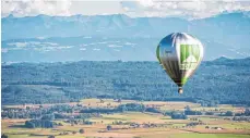  ?? FOTO: BALLONSPOR­T OBERSCHWAB­EN ?? Einmal die Heimat in aller Ruhe von oben betrachten – eine Ballonfahr­t macht’s möglich.