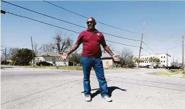  ?? Steve Gonzales / Houston Chronicle file ?? Audry L. Releford stands at the intersecti­on where his mentally ill son, Kenneth, was shot and killed by a Houston police officer in 2012. As part of a civil rights lawsuit filed by Releford, a federal judge has ordered the city to release internal...