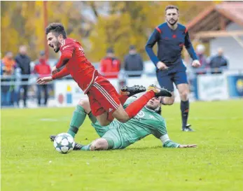  ?? ARCHIV- FOTO: THOMAS WARNACK ?? Im Hinspiel siegt der FV Altheim ( unten: Sebastian Gaupp) gegen den TSV Straßberg ( oben: Kaan Altinsoy) nach einem turbulente­n Spiel in der zweiten Halbzeit mit 3: 2.