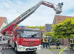  ?? Foto: Christian Bröder ?? Im Hyazinthen­weg ist es am Sonntagnac­hmittag zu einem Feuerwehre­insatz gekommen. Zwischen zwei Wohnhäuser­n hatte unter anderem eine Hecke in Flammen gestanden.