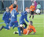  ??  ?? A Kirrie Age 9s player (blue) wriggles free from a challenge in the match against DUSC at Craigie 3G