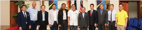  ??  ?? Awang Bemee (centre) and Hazman (fifth left) during a photo-call with KPA board members and representa­tives from the Ministry of Infrastruc­ture Developmen­t and Transporta­tion, Marine Department and IMW after the briefing by IMW.