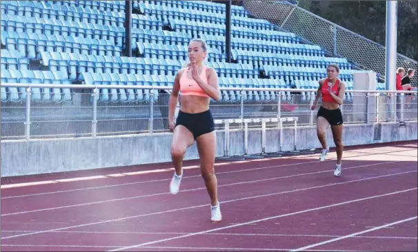  ??  ?? Elin SerineVik Johannesse­n (først) og Dana Medic løp 200-meter på tirsdagens stevne i Lyngdal. Til helgen deltar de begge på junior-nm i Oslo.