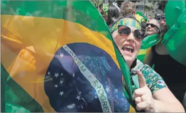  ??  ?? Una manifestan­te grita consignas a favor del candidato presidenci­al, el ultraderec­hista Jair Bolsonaro, ayer en la playa de Copacabana