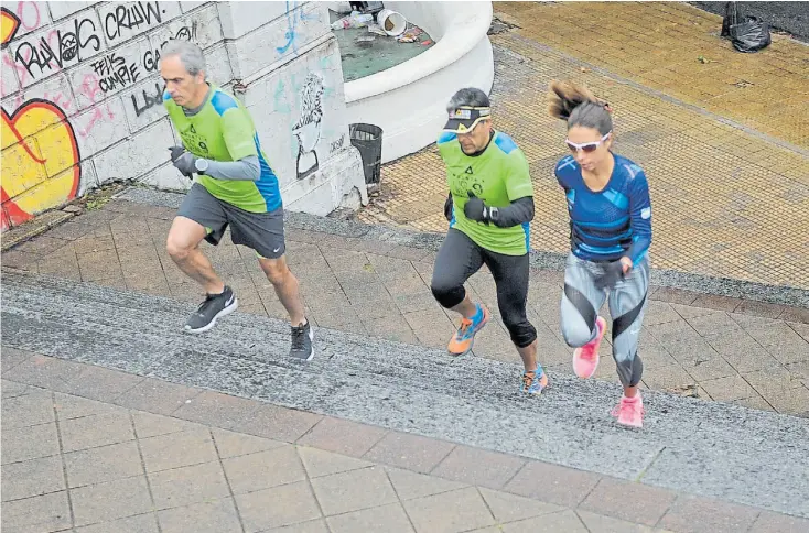  ?? FOTO: ALFREDO MARTÍNEZ ?? Zona. La de la Biblioteca Nacional, con sus cuestas y escaleras, es un clásico para entrenar duro, como se ve aquí en este grupo de Correr Ayuda.