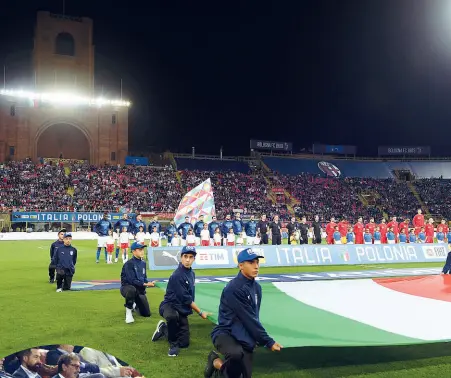  ??  ?? Tribuna Tanti volti noti del calcio in tribuna al Dall’Ara Padrone di casa Joey Saputo, presenti i vertici federali e il numero uno del calcio polacco Zibì Boniek