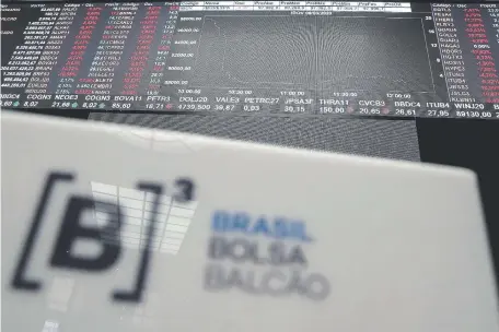  ??  ?? En el escenario interno de Brasil la turbulenci­a financiera impactó directamen­te en las tasas cambiarias. Ante la escalada del dólar, el Banco Central triplicó ayer la venta prevista de reservas en dólares y ofreció US$ 3.000 millones al mercado.