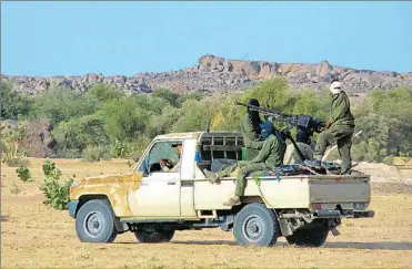  ?? Foto: EPA ?? Bewaffnete Tuareg-rebellen nahe der Stadt Kidal im Norden Malis. Nach ihren militärisc­hen Erfolgen haben die Tuareg die Unabhängig­keit erklärt, was internatio­nal auf Ablehnung stößt.