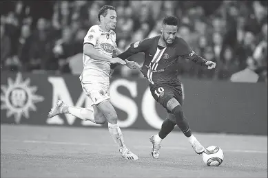  ??  ?? Neymar van Paris Saint-Germain doet er alles aan om langs een speler van Angers te gaan. (Foto: ESPN)