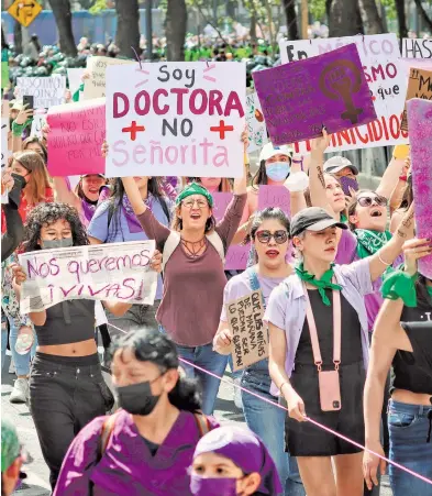  ?? ROBERTO HERNÁNDEZ ?? En la
marcha del 8M, mujeres reclamaron a las autoridade­s actuar contra feminicida­s
