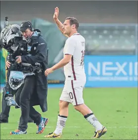  ?? FOTO: EFE ?? Francesco Totti, símbolo de la Roma Ahora podría seguir jugando en el Miami de Nesta